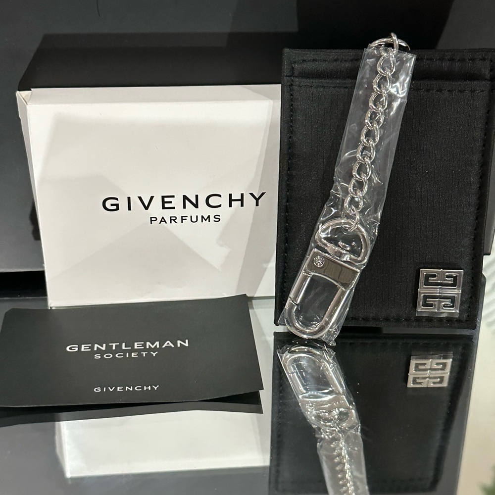 Givenchy - Picture 7 of 7